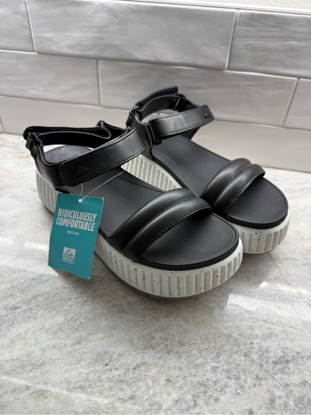 Reef Vista Higher Raya - black @ white  NWT